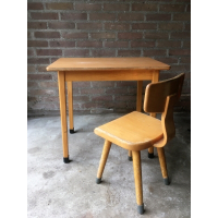 Vintage kleutertafeltje met stoeltje nr 321